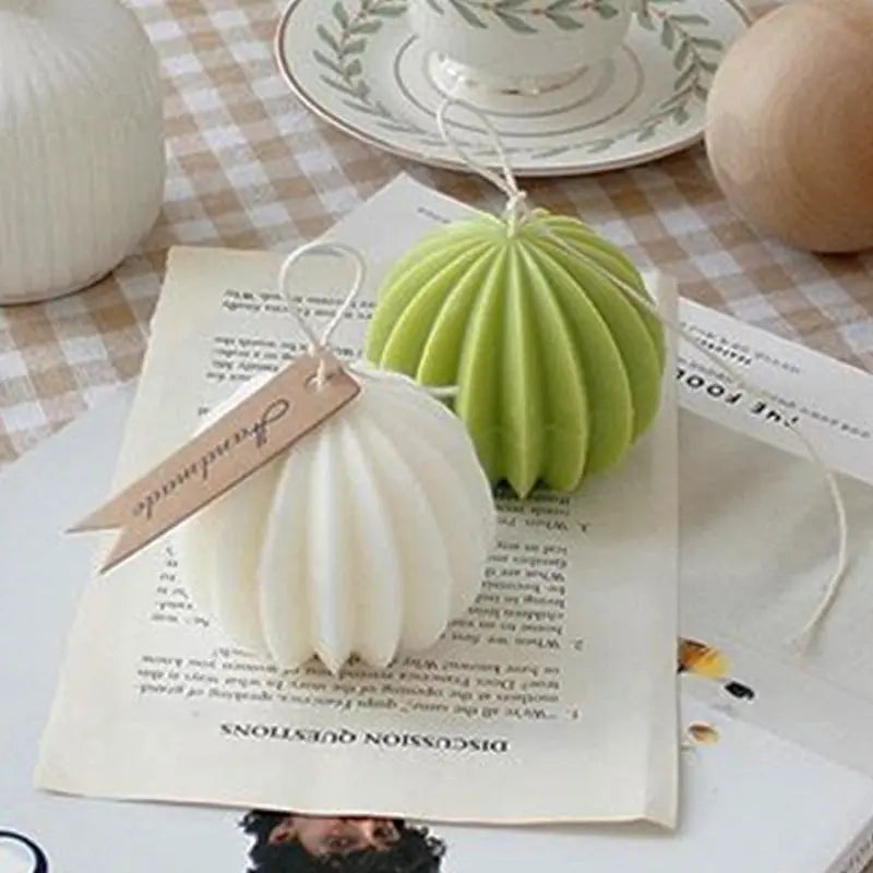 Round prickly pear scented candle Crimson Medea