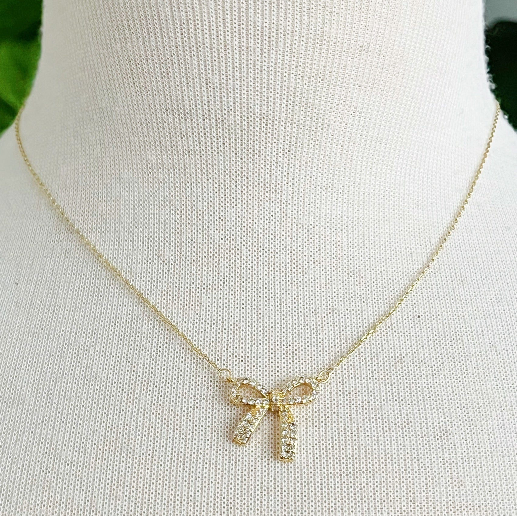 Simply Shine Bow Necklace Fuchsia Hercules