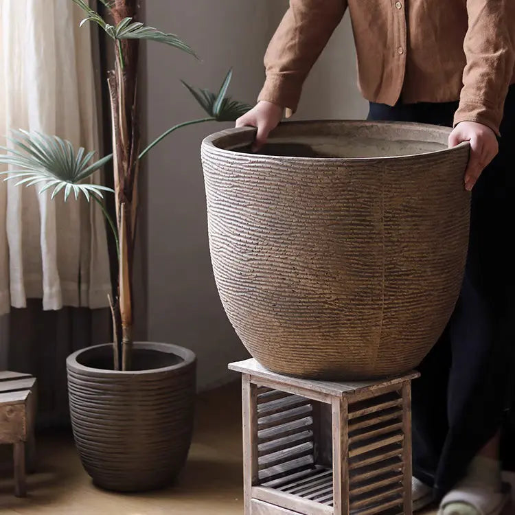 Vintage-Style Outdoor Planter Sangria Uranus